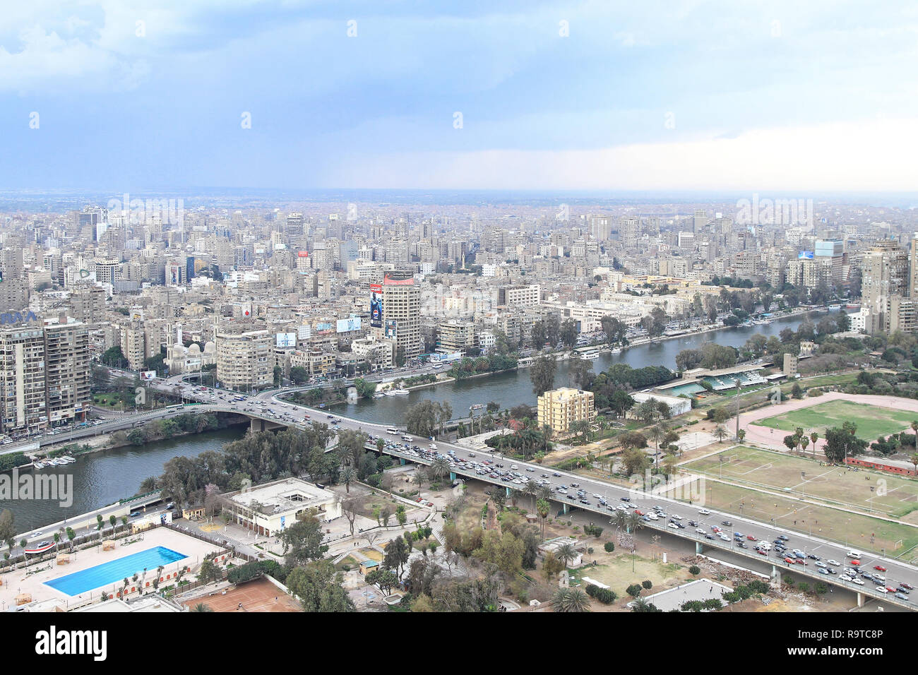 Il Cairo, Egitto - FEBRUAR 25: West Cairo da tower a febbraio 25, 2010. A ovest della città e il 6 ottobre a ponte sul fiume Nilo in Egitto. Foto Stock