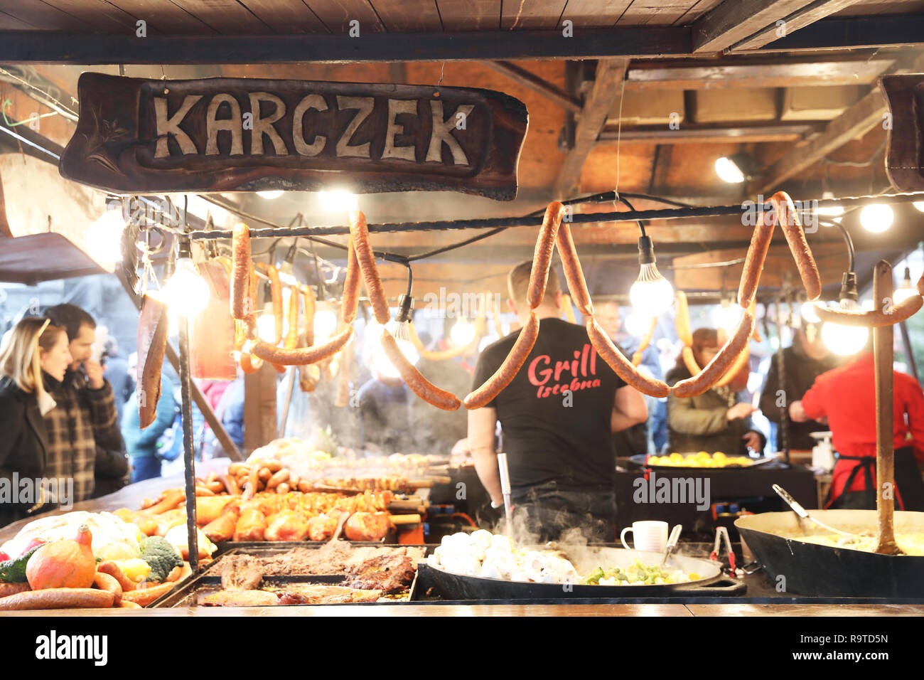 Il cibo va in stallo durante il mercatino di Natale in Piazza del Mercato Principale, nella città vecchia di Cracovia in Polonia Foto Stock