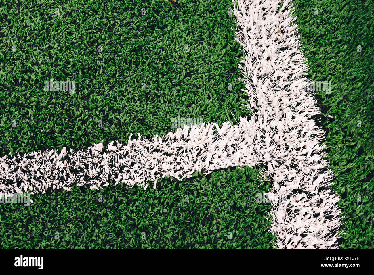 Le linee bianche dipinte su erba artificiale su un campo di calcio Foto Stock