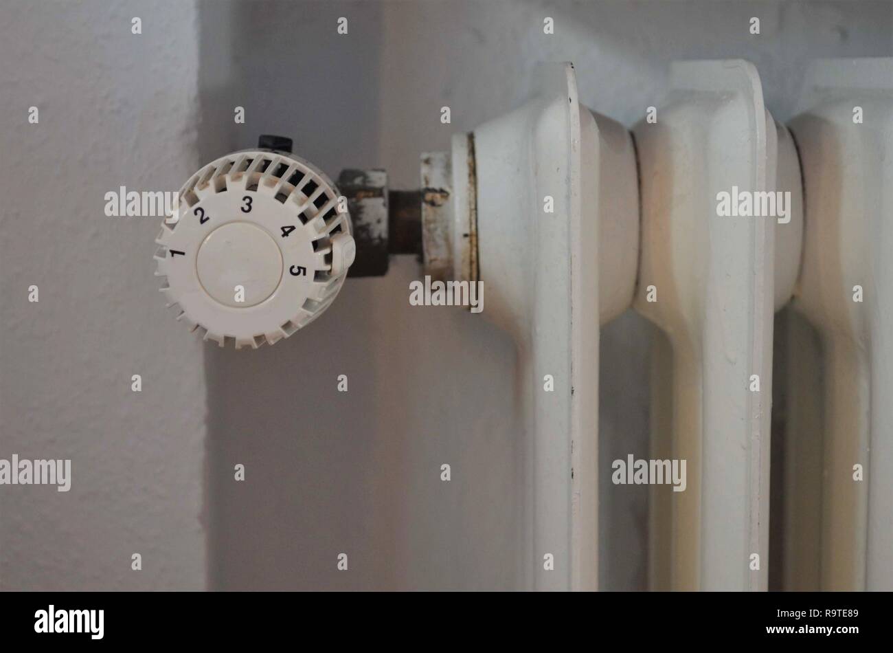 Vecchio riscaldatore bianco, vintage radiatore in una casa Foto Stock
