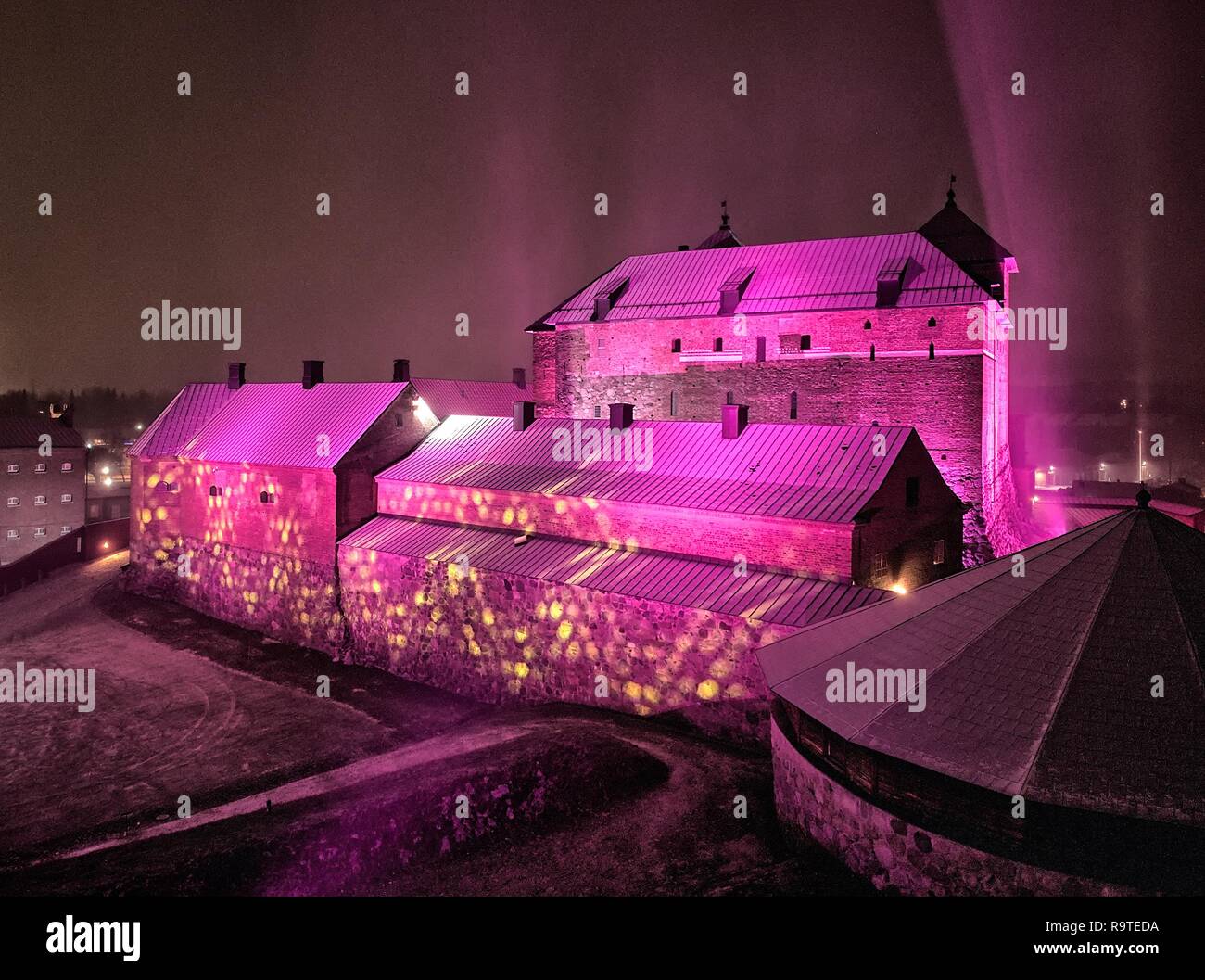 Castello medievale esterno notte la scena durante il festival della luce. Vista surreale con molto colorato e vivace illuminazione. Hämeenlinna, Finlandia Foto Stock