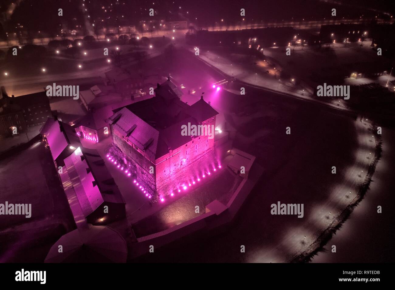 Castello medievale esterno notte la scena durante il festival della luce. Vista surreale con molto colorato e vivace illuminazione. Hämeenlinna, Finlandia Foto Stock