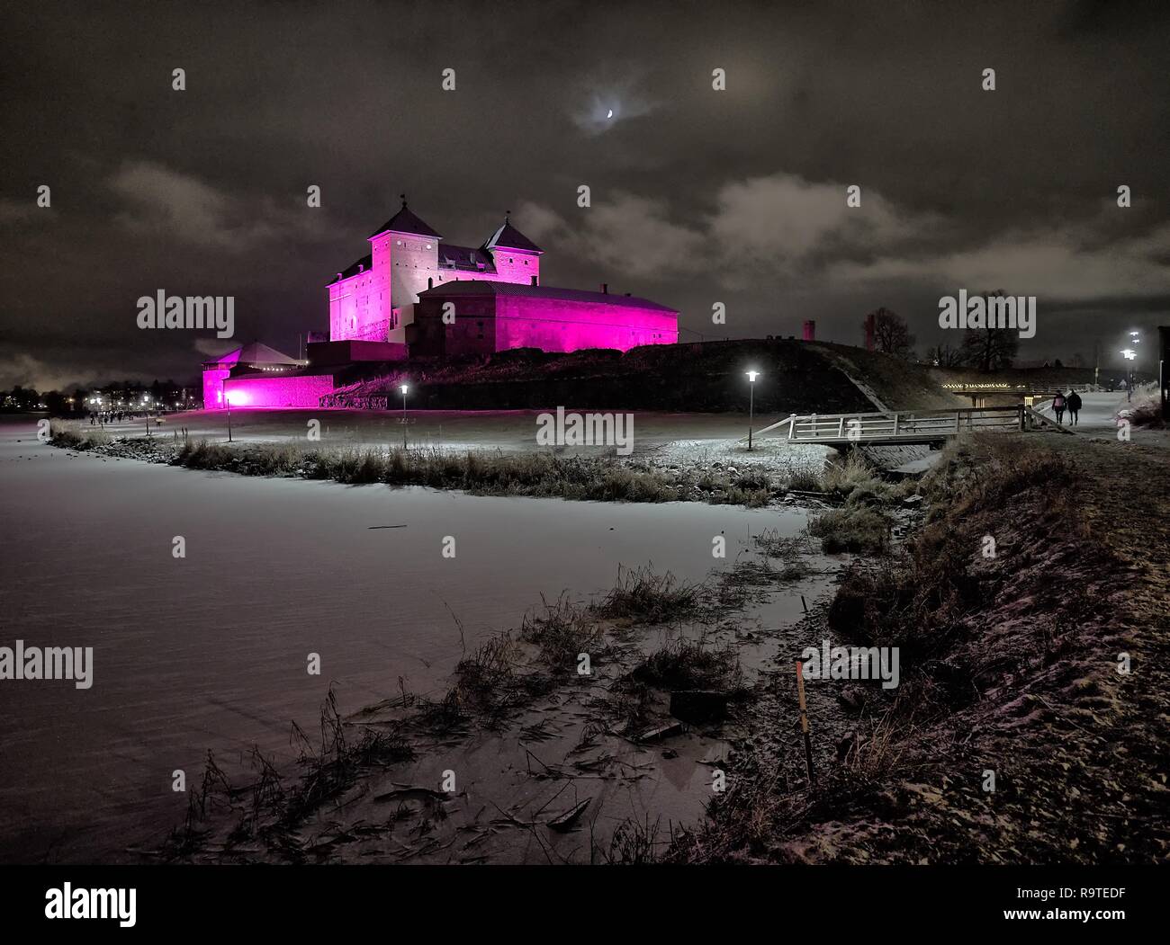 Castello medievale esterno notte la scena durante il festival della luce. Vista surreale con molto colorato e vivace illuminazione. Hämeenlinna, Finlandia Foto Stock