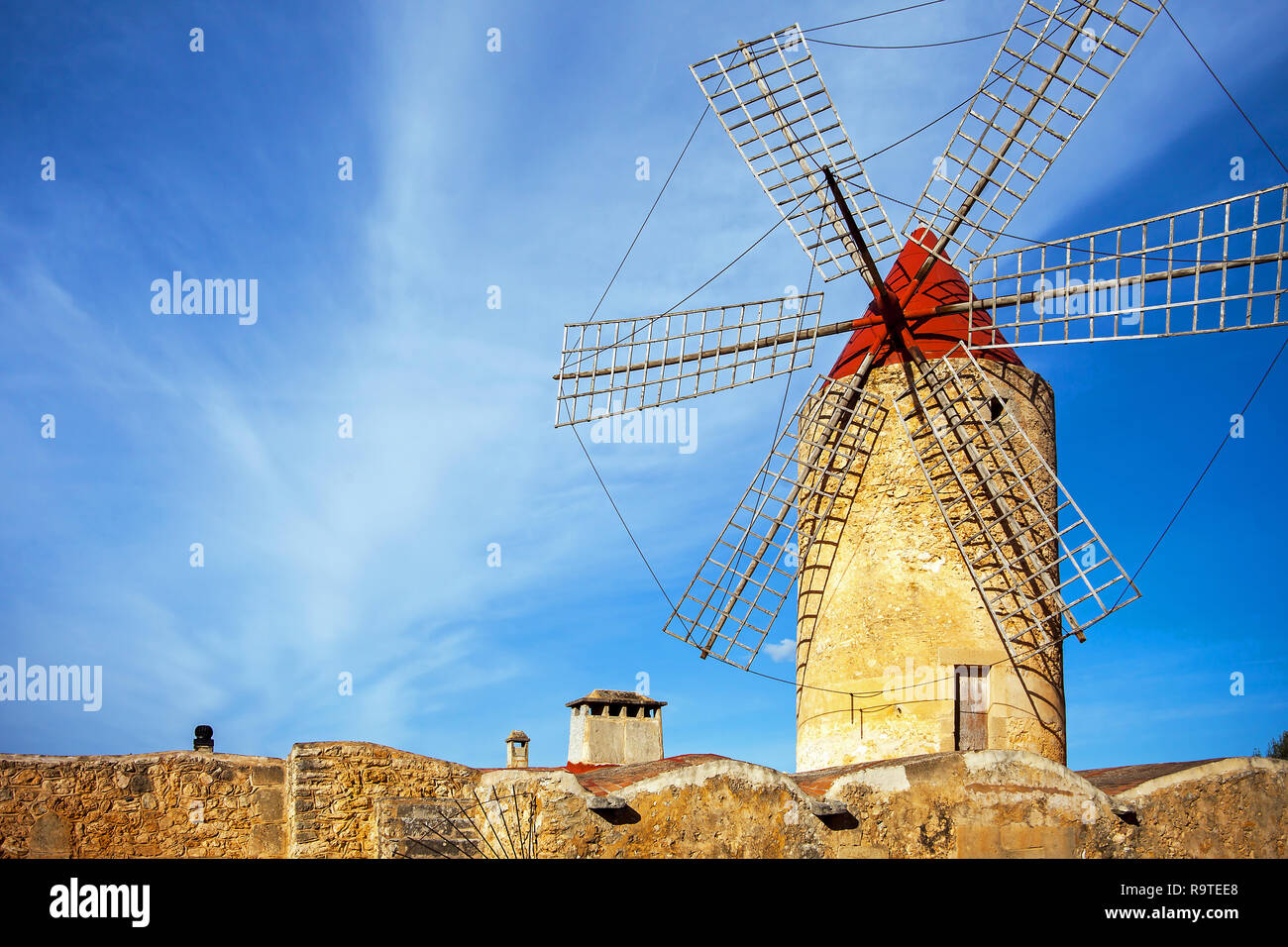 Un vecchio mulino a vento a Algadia Mallorca Spagna Spain Foto Stock