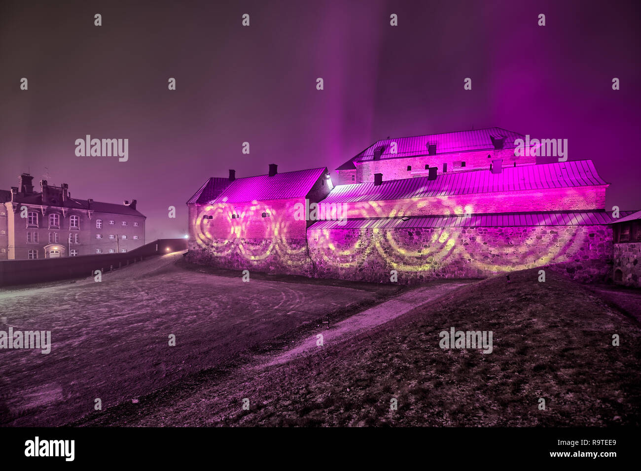 Castello medievale esterno notte la scena durante il festival della luce. Vista surreale con molto colorato e vivace illuminazione. Hämeenlinna, Finlandia Foto Stock