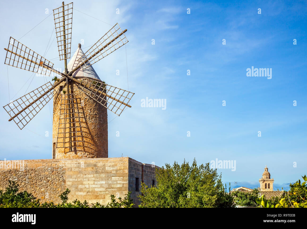 Un vecchio mulino a vento a Algadia Mallorca Spagna Spain Foto Stock