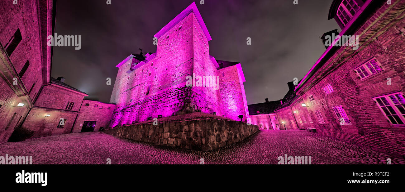 Castello medievale esterno notte la scena durante il festival della luce. Vista surreale con molto colorato e vivace illuminazione. Hämeenlinna, Finlandia Foto Stock