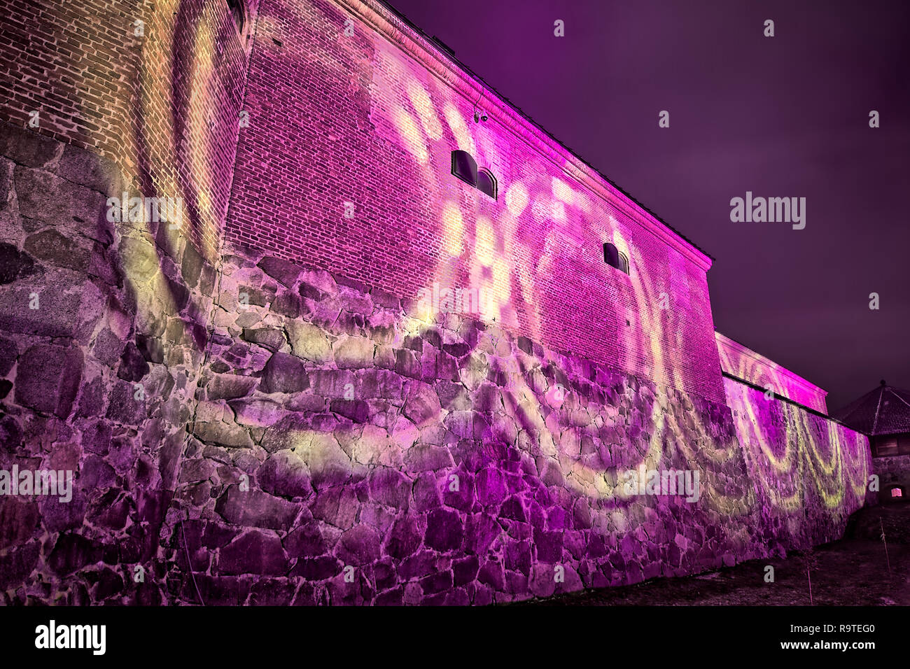 Castello medievale esterno notte la scena durante il festival della luce. Vista surreale con molto colorato e vivace illuminazione. Hämeenlinna, Finlandia Foto Stock