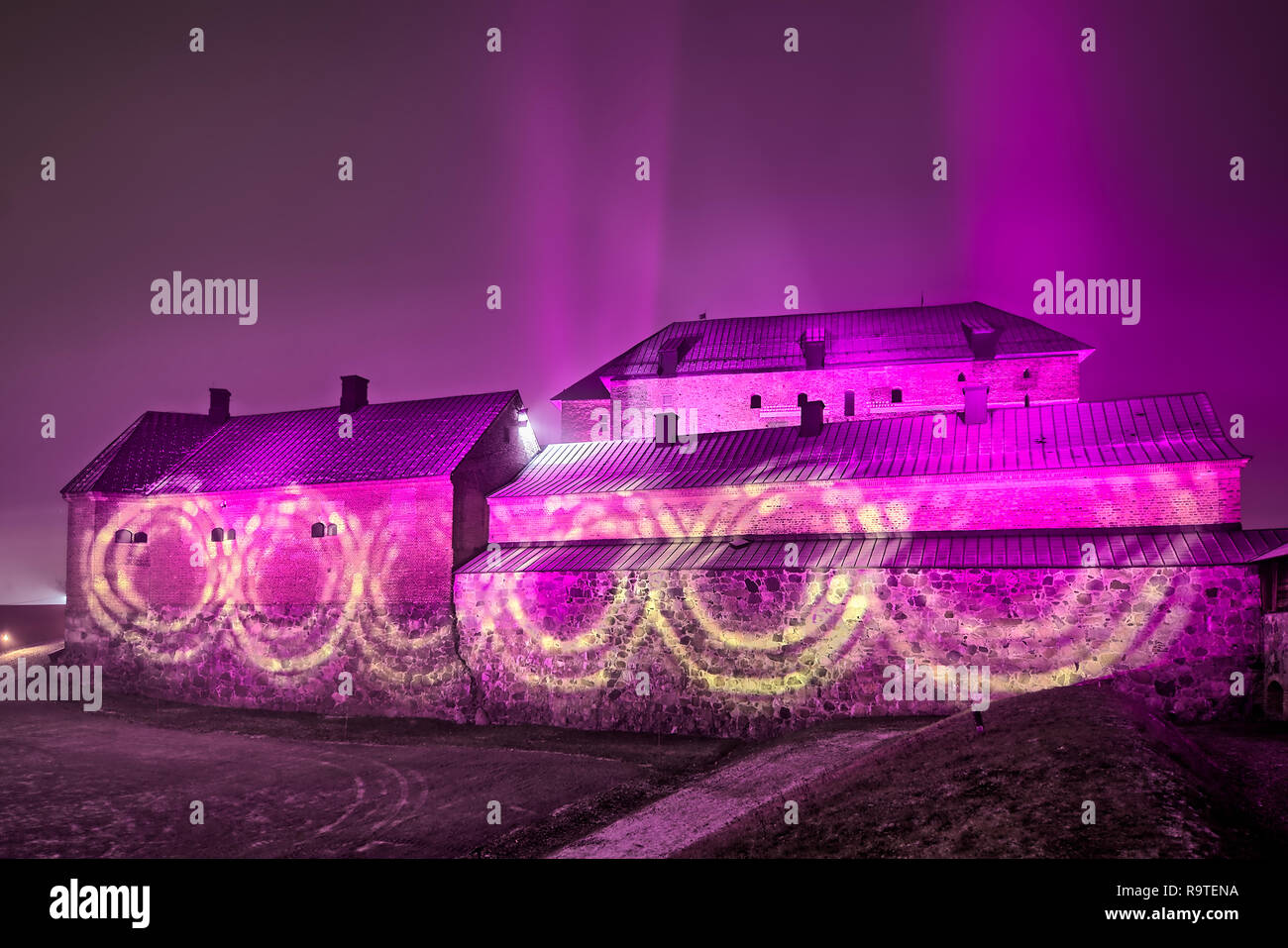 Castello medievale esterno notte la scena durante il festival della luce. Vista surreale con molto colorato e vivace illuminazione. Hämeenlinna, Finlandia Foto Stock