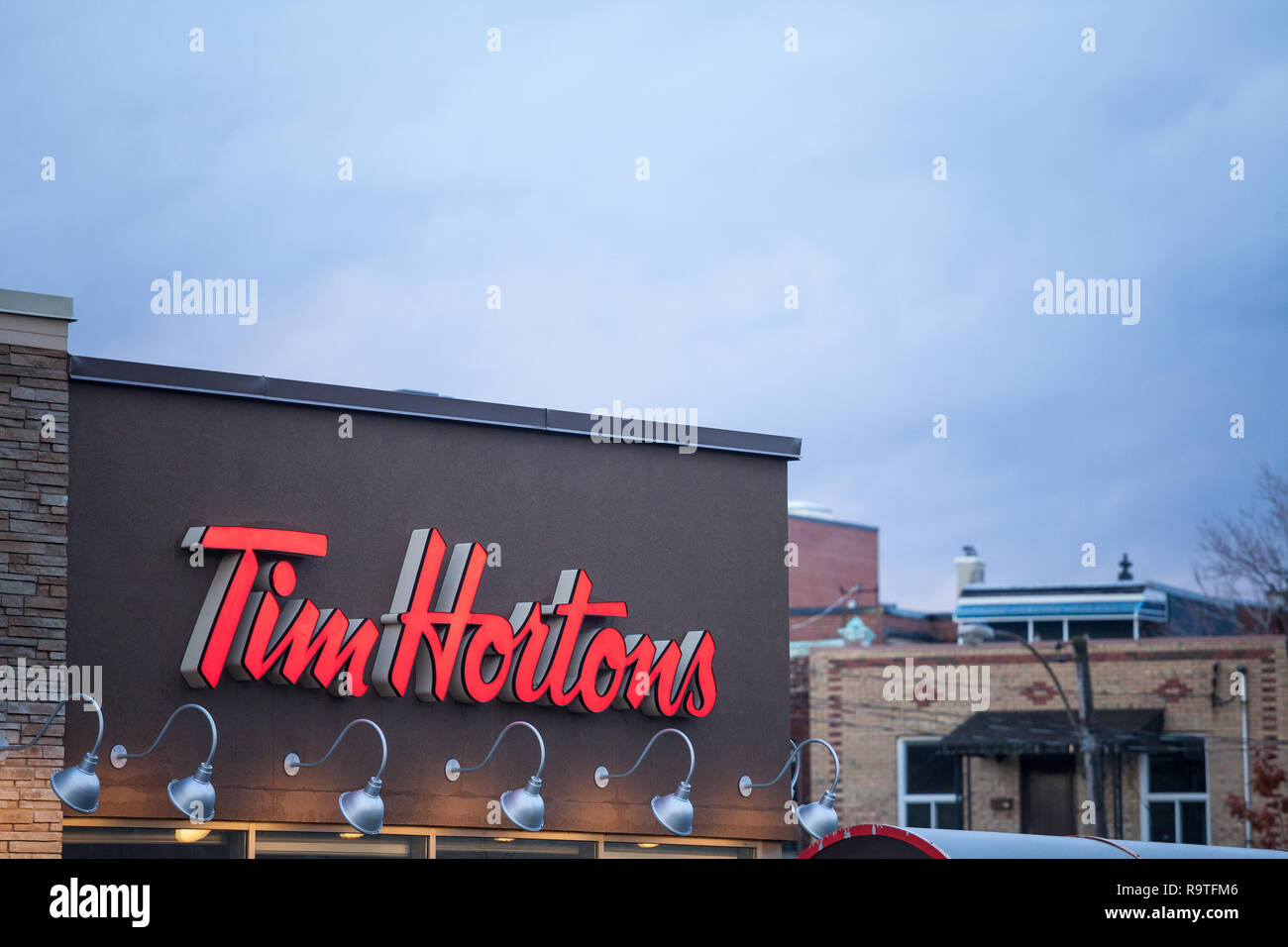MONTREAL, Canada - 6 Novembre 2018: Tim Hortons logo nella parte anteriore di uno dei loro ristoranti a Montreal, in Quebec. Tim Hortons è una caffetteria e un fast food può Foto Stock