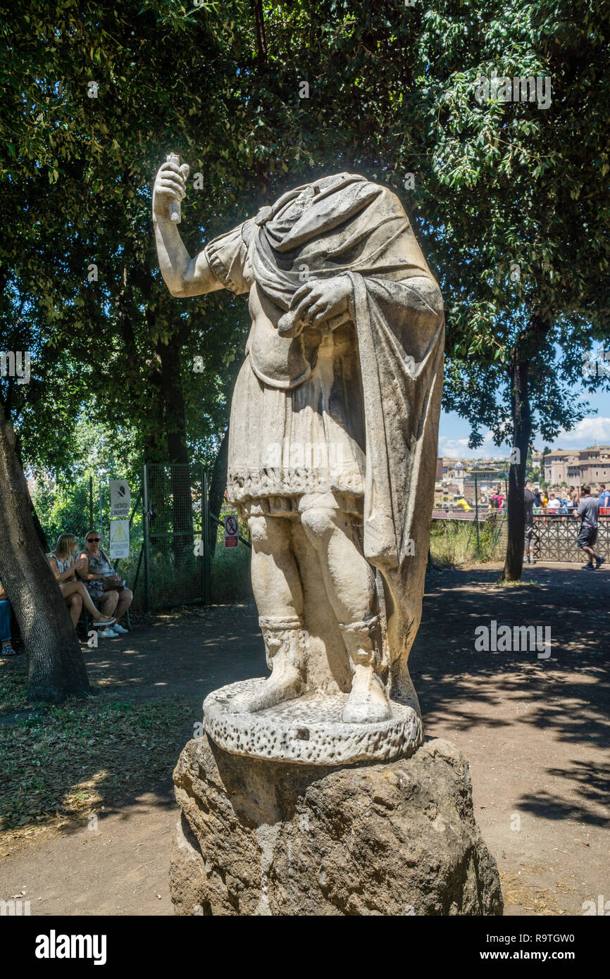 Headless statua romana presso il giardino Farnese sul colle Palatino, la città antica di Roma, Roma, Italia Foto Stock