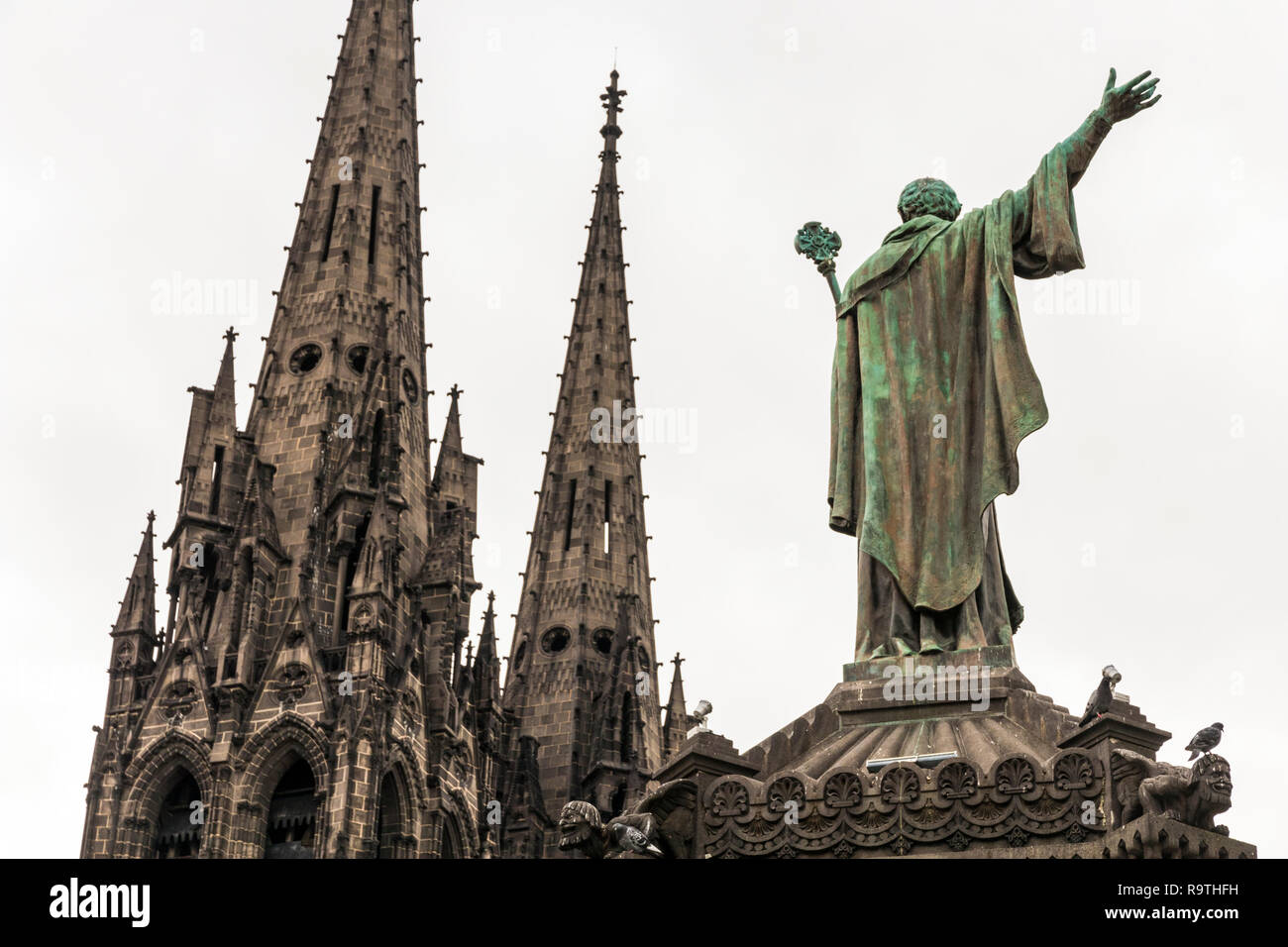 Clermont-Ferrand, Francia. Statua di papa Urbano II (1035-1099) che si affaccia sulle torri della cattedrale gotica di Nostra Signora dell'Assunzione Foto Stock