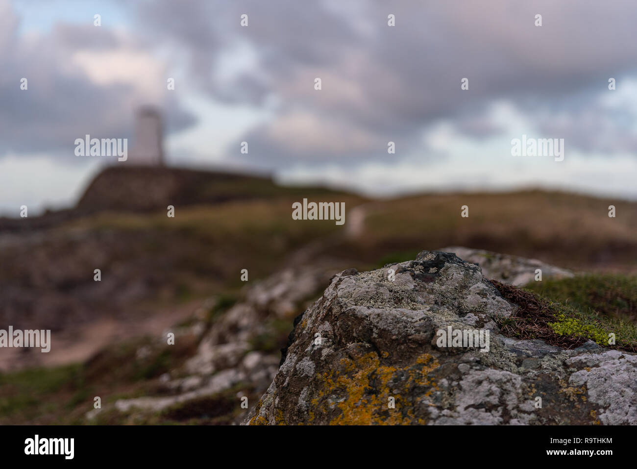 Il Llanddwyn Island Lighthouse, Twr Mawr a Ynys Llanddwyn su Anglesey, Galles del Nord a sunrise. Foto Stock