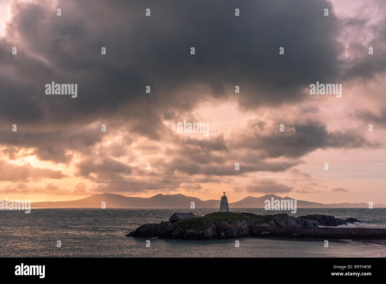 Il Llanddwyn Island Lighthouse, Goleudy Twr Bach a Ynys Llanddwyn su Anglesey, Galles del Nord a sunrise. Foto Stock