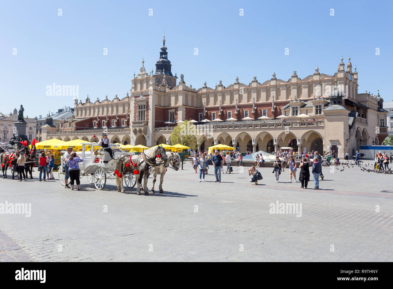 Cracovia in Polonia - 9 giugno 2018. Tradizionale carrello di cavallo nella piazza principale di fronte al panno Hall di Cracovia in Polonia Foto Stock