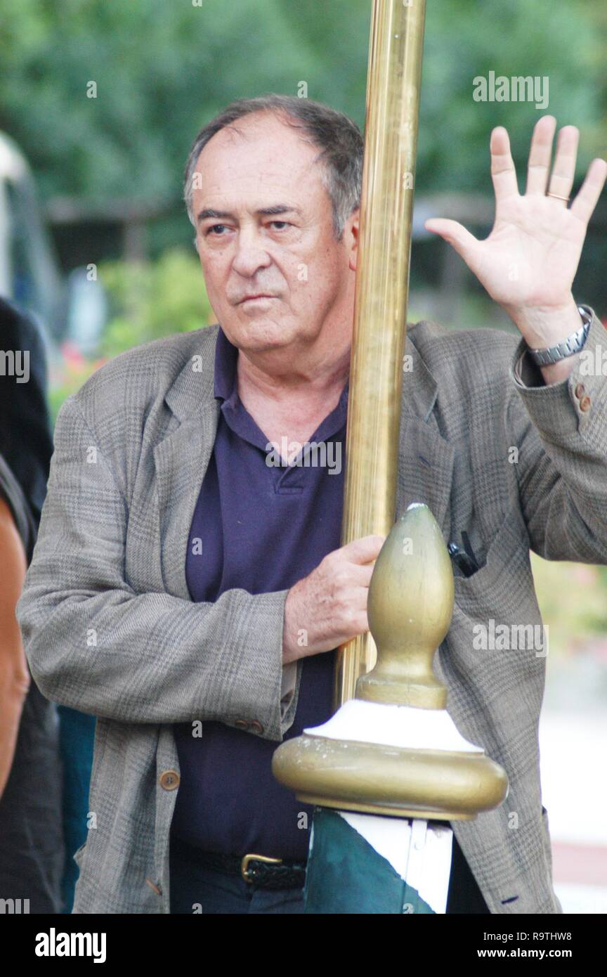 Venezia sessantesimo Festival del Cinema di Venezia: 30 agosto 2003 Bernardo Bertolucci arriva a Venezia @PIETRO COCCIA (Pietro Coccia / IPA - 2009-03-16) ps la foto può essere utilizzato rispettando il contesto in cui è stato preso e senza intento diffamatorio del decoro delle persone rappresentate (Pietro Coccia / IPA, archivio fotografico - 2018-11-26) p.s. la foto e' utilizzabile nel rispetto del contesto in cui e' stata scattata, e senza intento diffamatorio del decoro delle persone rappresentate con: Bernardo Bertolucci dove: ARCHIVIO FOTO quando: 31 Ago 2003 Credit: IPA/WENN.com ** Disponibile solo f Foto Stock