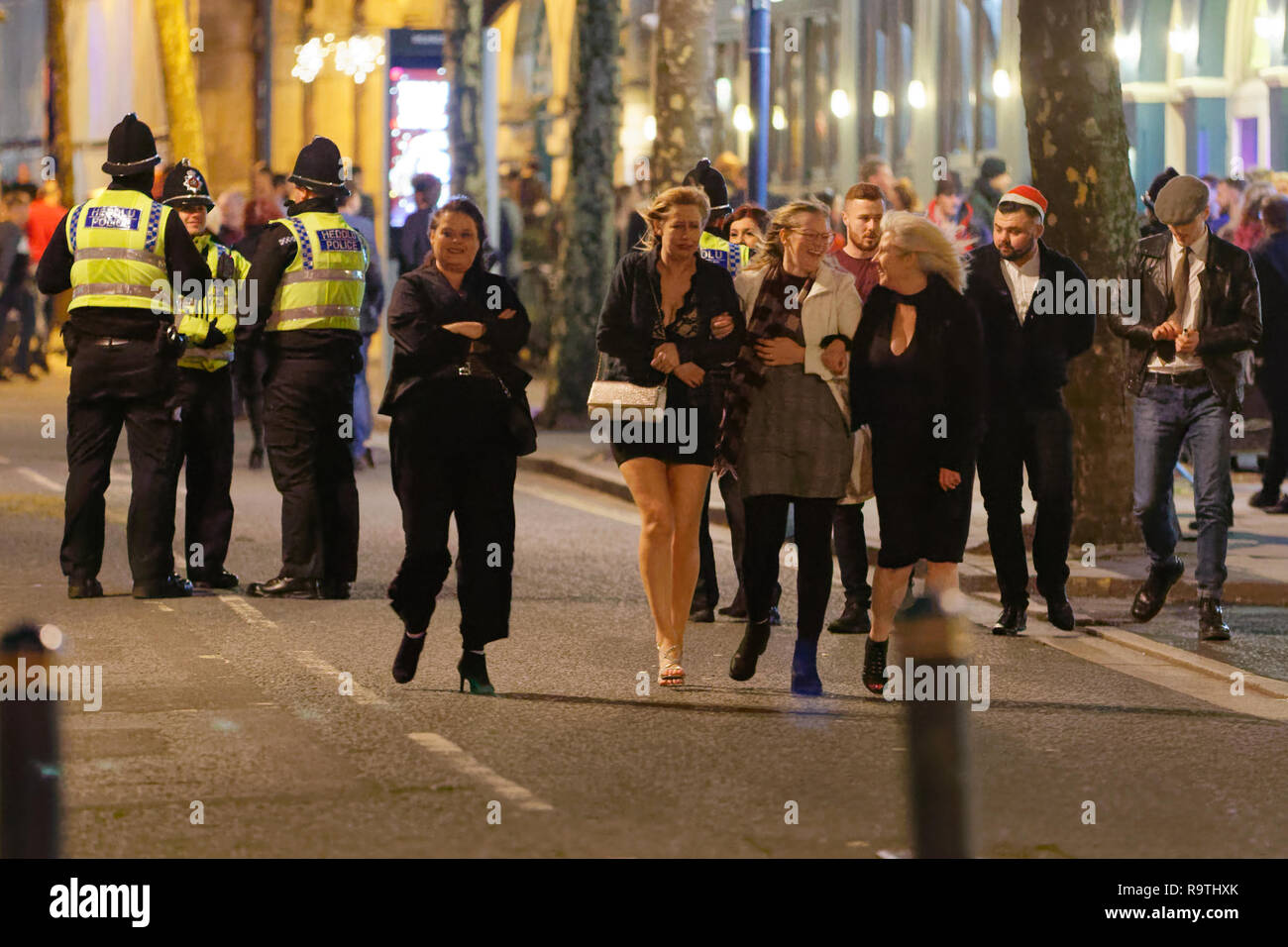 Nella foto: un gruppo di donne a piedi sulla strada. Venerdì 14 Dicembre 2018 Re: festaioli nel vento Street, Swansea, Wales, Regno Unito. Foto Stock