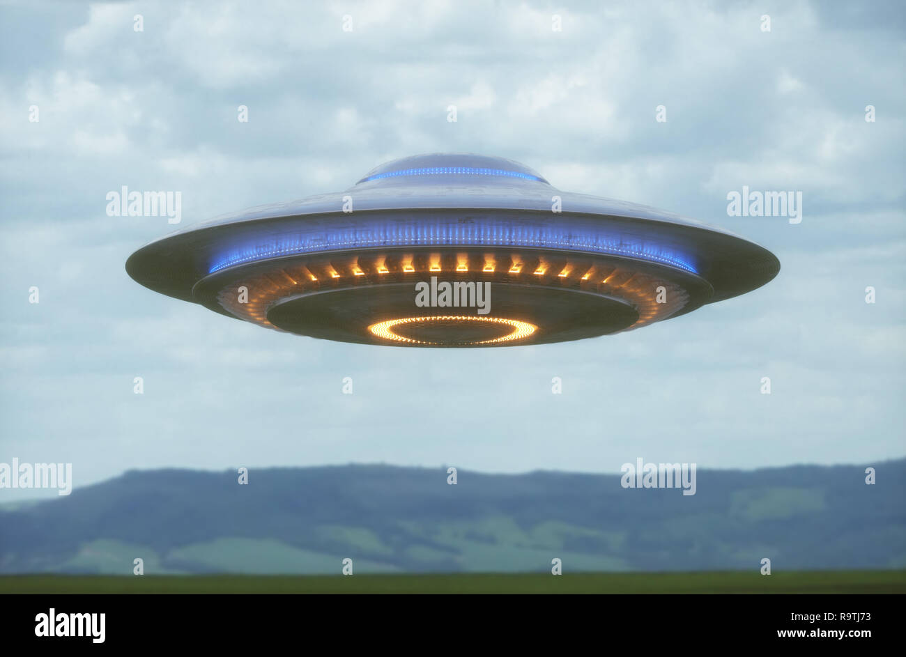 Oggetto Volante non Identificato. UFO con percorso di clipping incluso. 3D illustrazione nel quadro reale. Foto Stock