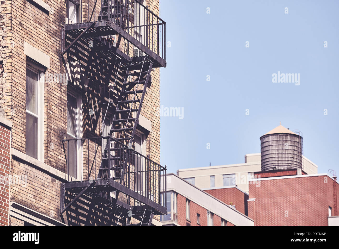 Vecchio edificio fire escape, retrò tonificazione del colore applicato, New York City, Stati Uniti d'America. Foto Stock