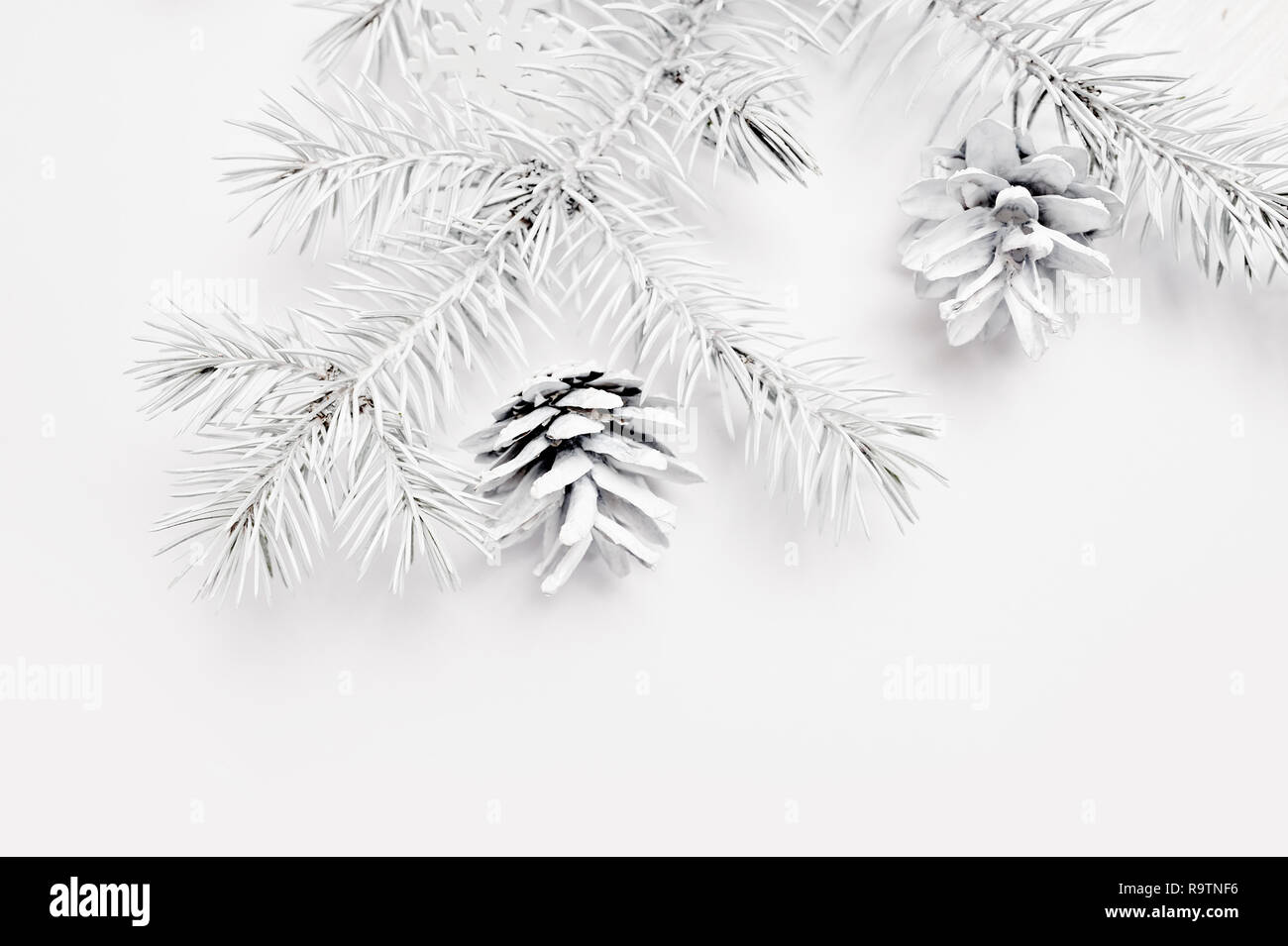 Mockup Natale albero bianco e il cono. Appartamento giaceva su un bianco sullo sfondo di legno, con posto per il vostro testo. Vista superiore Foto Stock