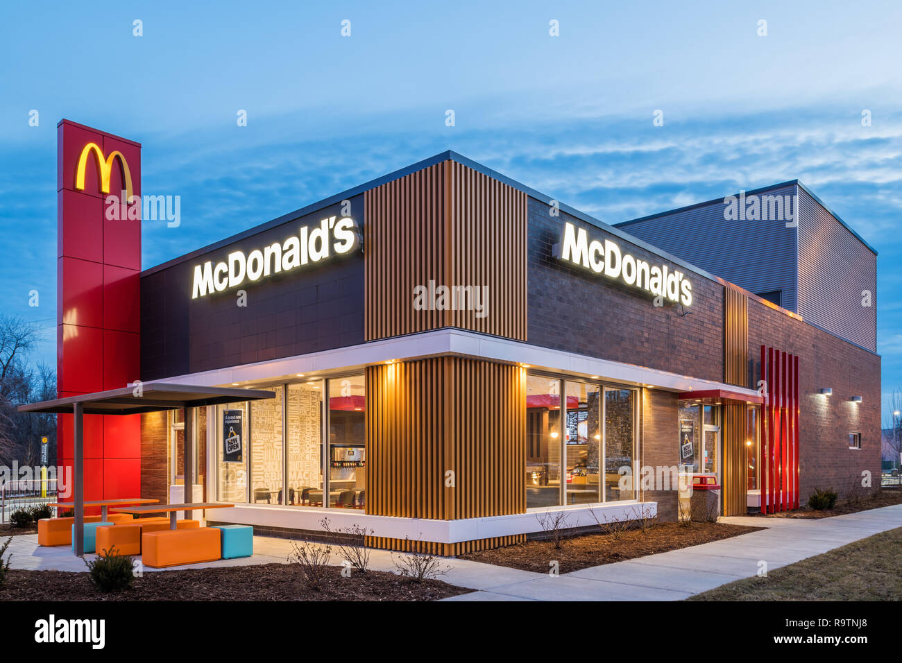 Nuovo McDonalds retail store design sul lato ovest Foto Stock