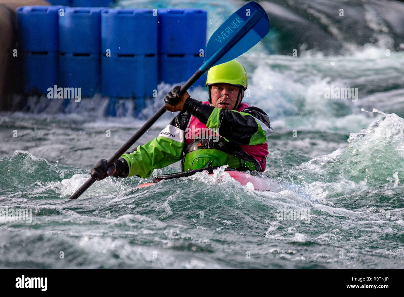 CARDIFF REGNO UNITO. Dicembre 04 2018. Un standard olimpici Rafting Kayak/centro, Cardiff International acqua bianca. Situato a Cardiff Inter Foto Stock