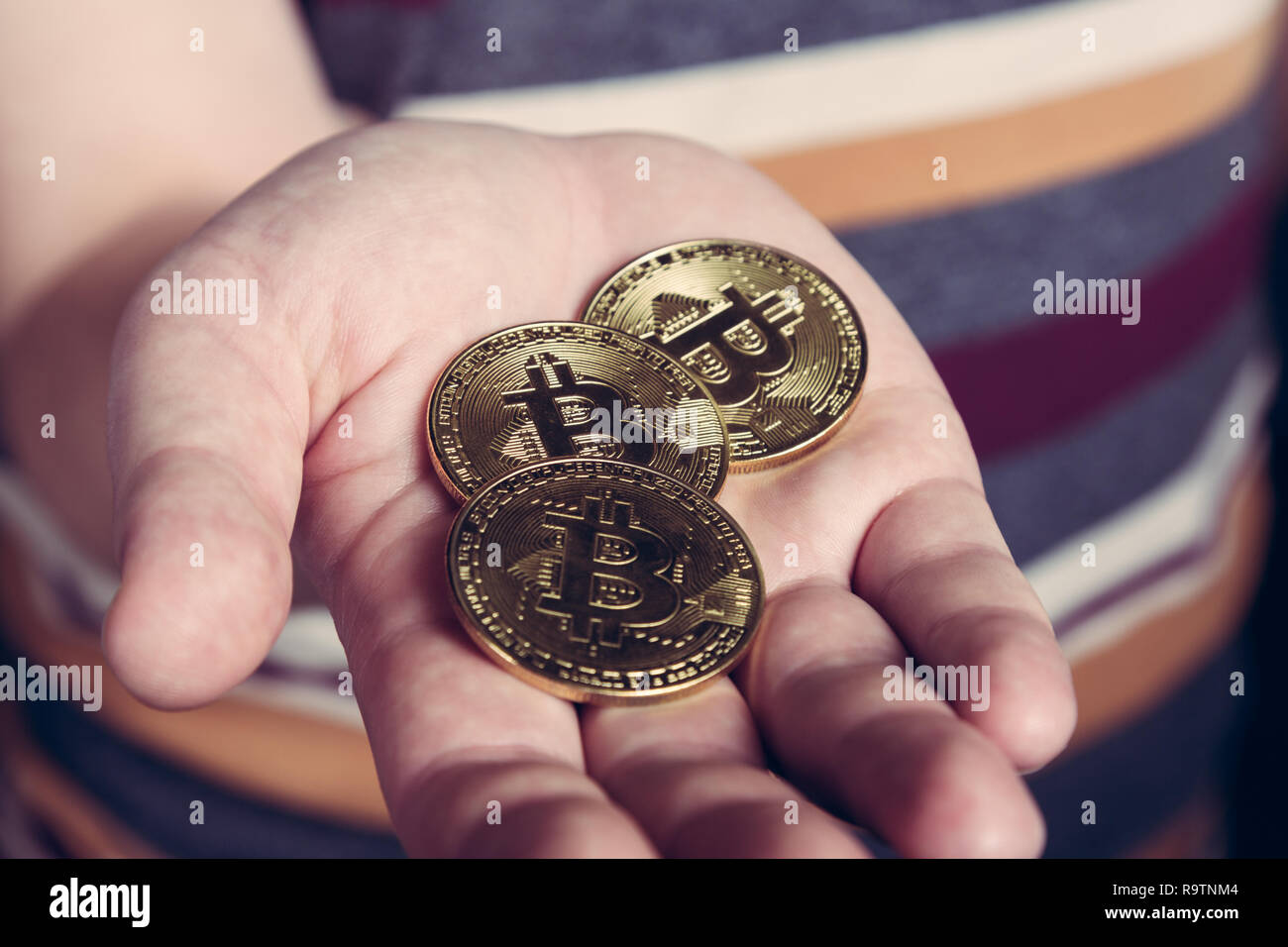 L uomo è mantenere bitcoin btc cryptocurency moneta in oro in mano Foto Stock