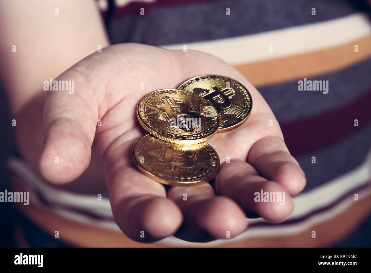 L uomo è mantenere bitcoin btc cryptocurency moneta in oro in mano Foto Stock