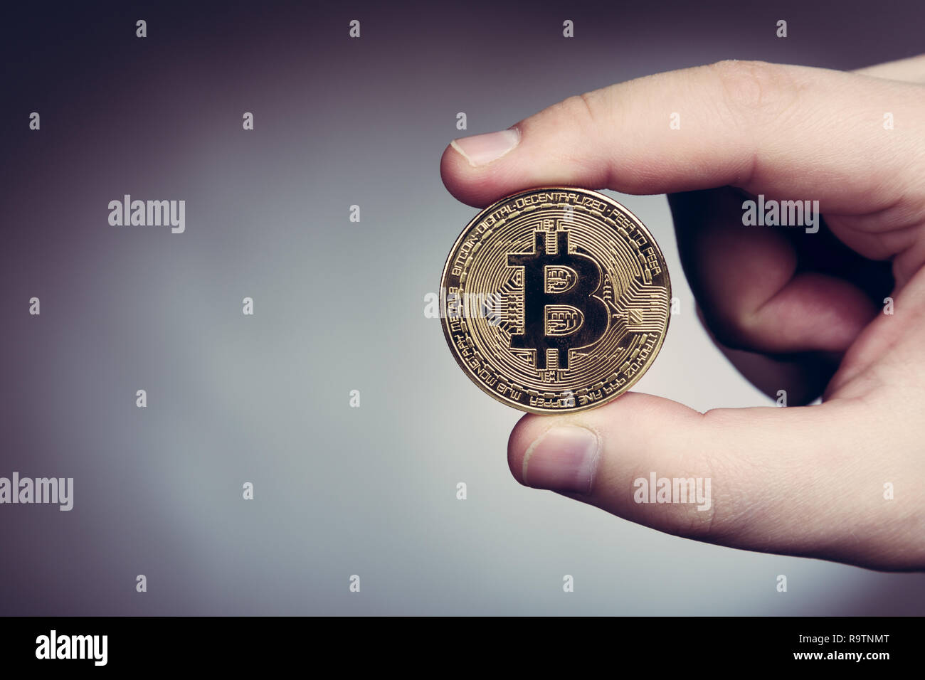 Mantenendo bitcoin cryptocurency in mano Foto Stock