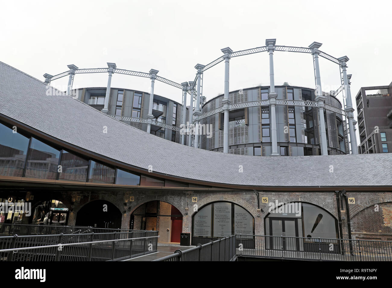 Nuovo gocce di carbone Yard edifici riqualificazione negozi e vista di Gasholders appartamenti a Kings Cross area in London N1C Inghilterra UK KATHY DEWITT Foto Stock