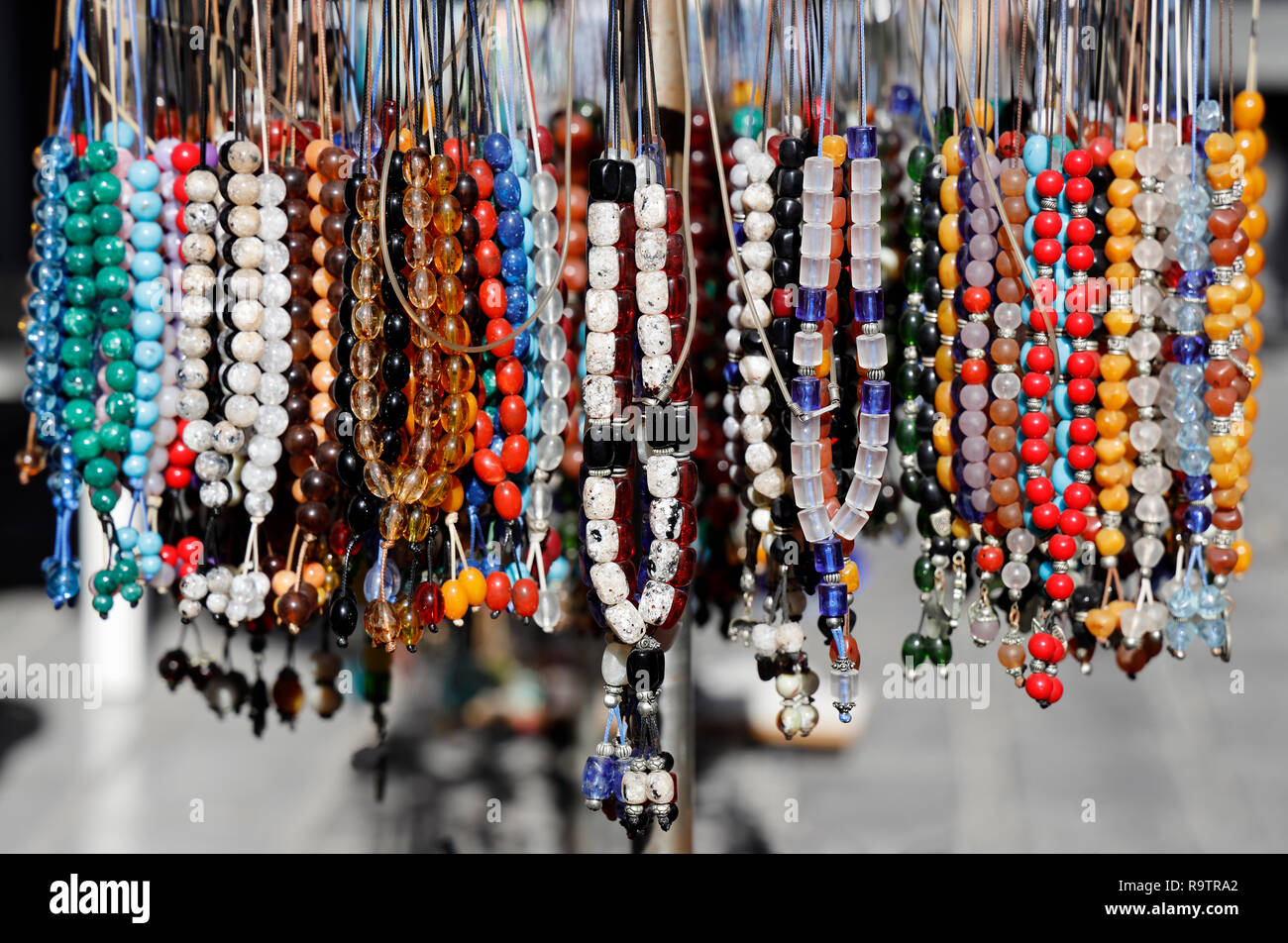 Preoccupatevi di perline in Mercato delle Pulci, Atene, Grecia Foto Stock
