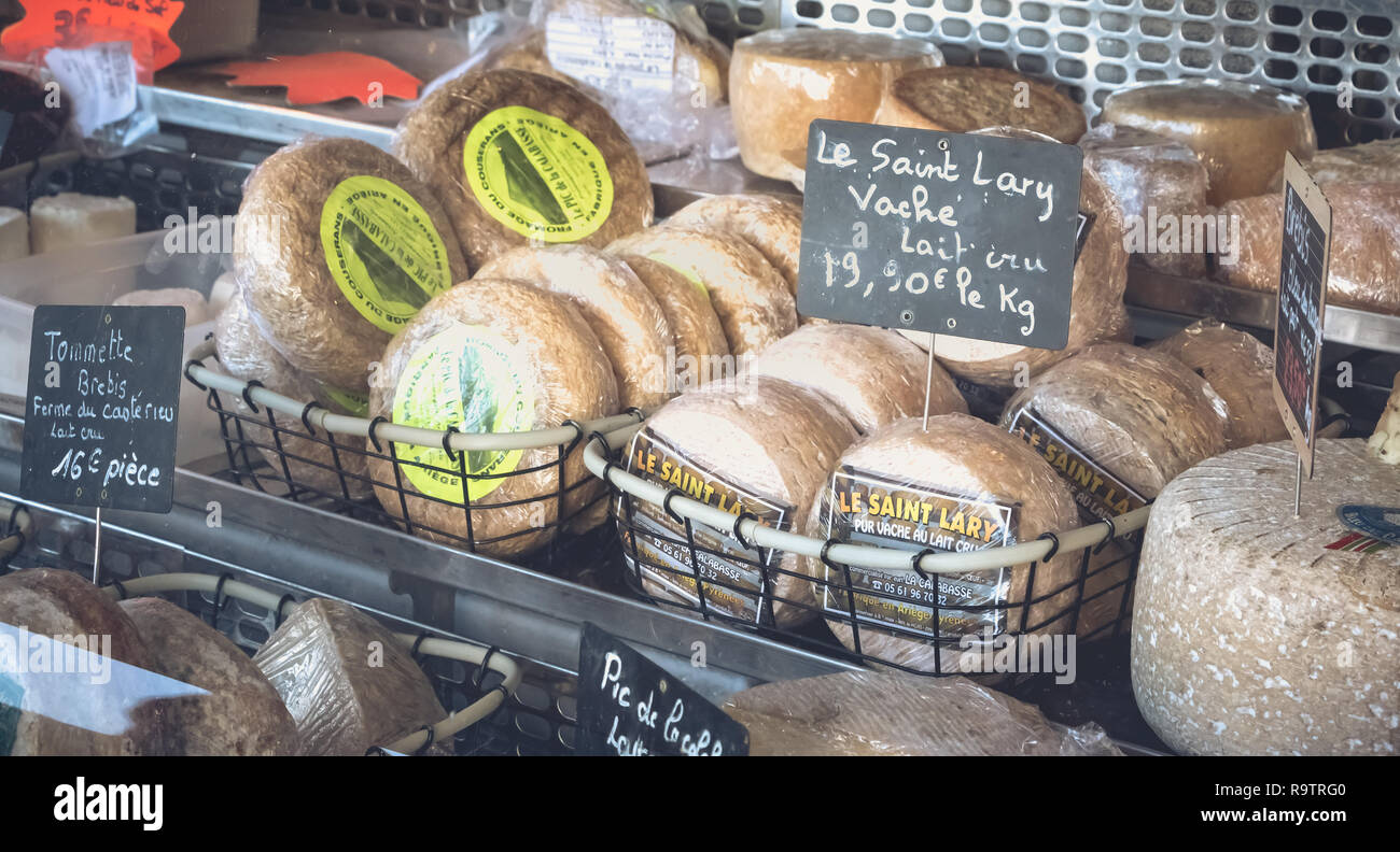 Saint LARY SOULAN, Francia - 20 Agosto 2018 : vetrina di un piccolo commerciante di formaggio su un mercato di montagna su un giorno di estate Foto Stock