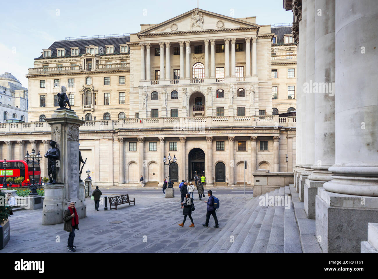 Portico, facciata ed esterno della Bank of England in Threadneedle Street, City of London financial district, CE2 Foto Stock