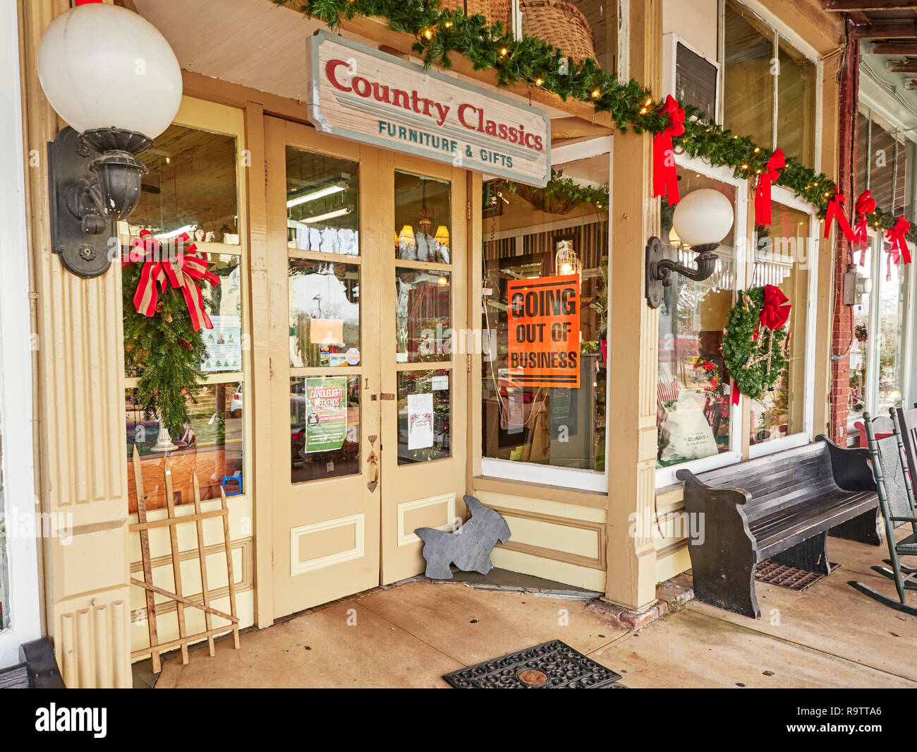 Piccola città negozio di antiquariato o negozio con un andando al di fuori del segno aziendale nella finestra in Warm Springs GEORGIA, STATI UNITI D'AMERICA. Foto Stock