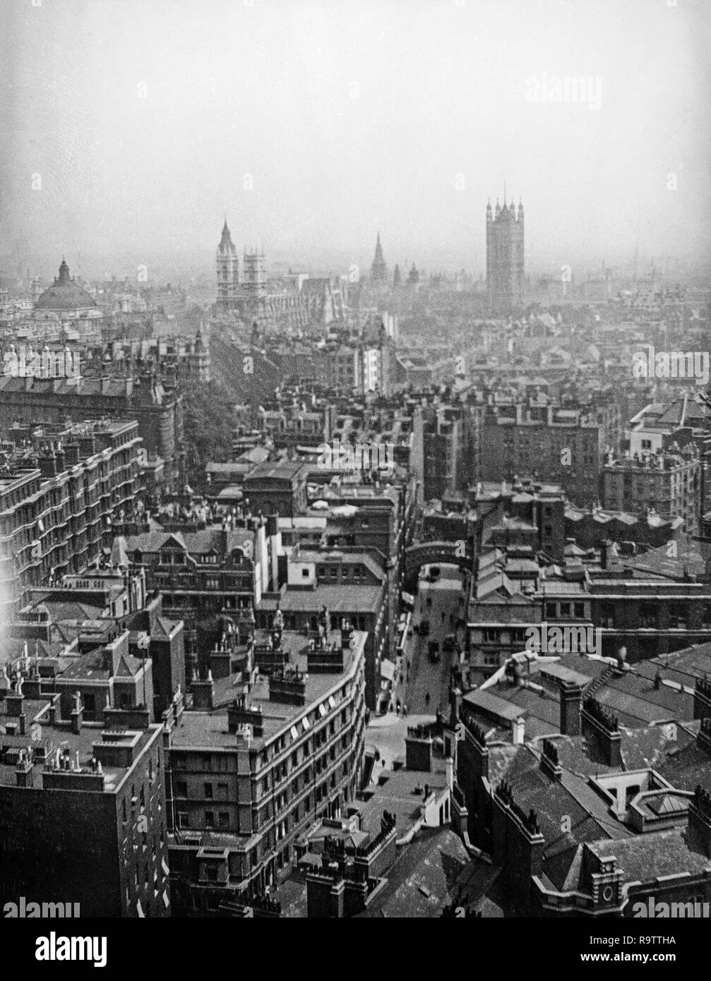 Fotografia in bianco e nero prese nel 1919 dalla parte superiore della Cattedrale di Westminster a Londra, guardando ad Est sui tetti della città. Foto Stock