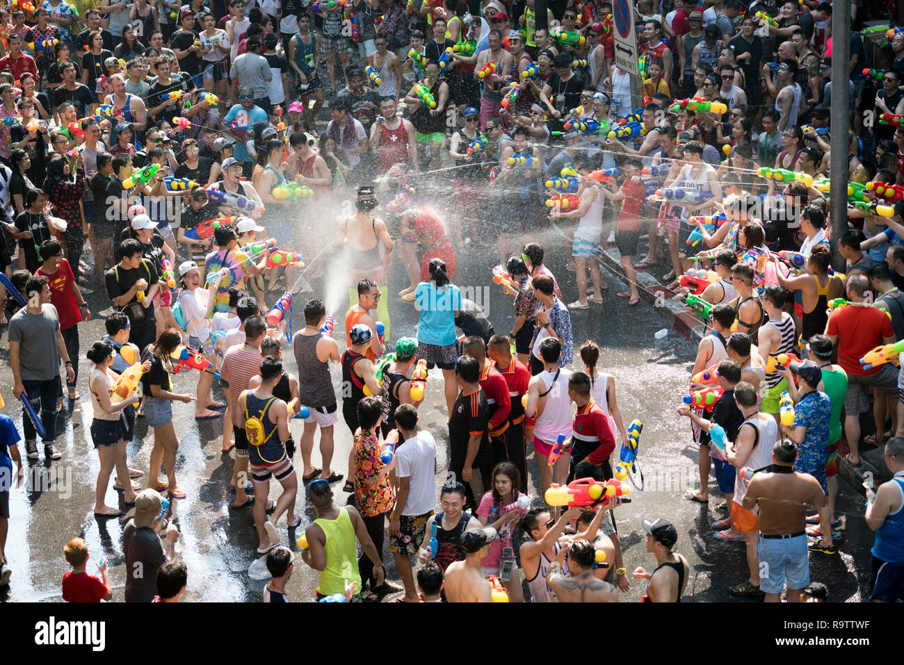 Watergun lotta a Songkran Festival dell'acqua a Bangkok, in Thailandia Foto Stock