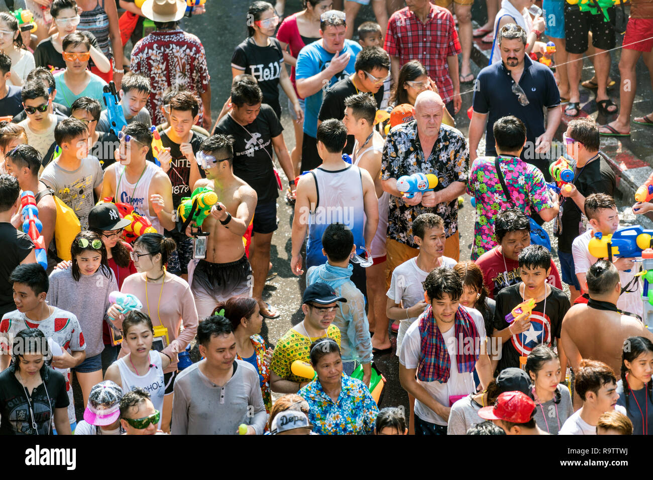 Songkran Festival dell'acqua, la folla celebrare la vacanza a Bangkok, in Thailandia Foto Stock