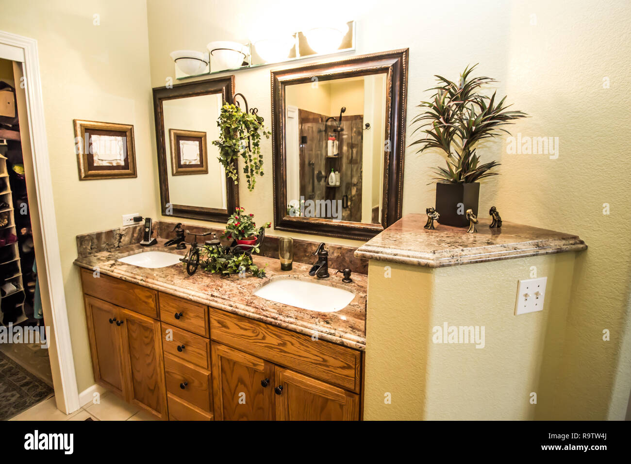 Bagno moderno marmo vanity con due lavandini Foto Stock