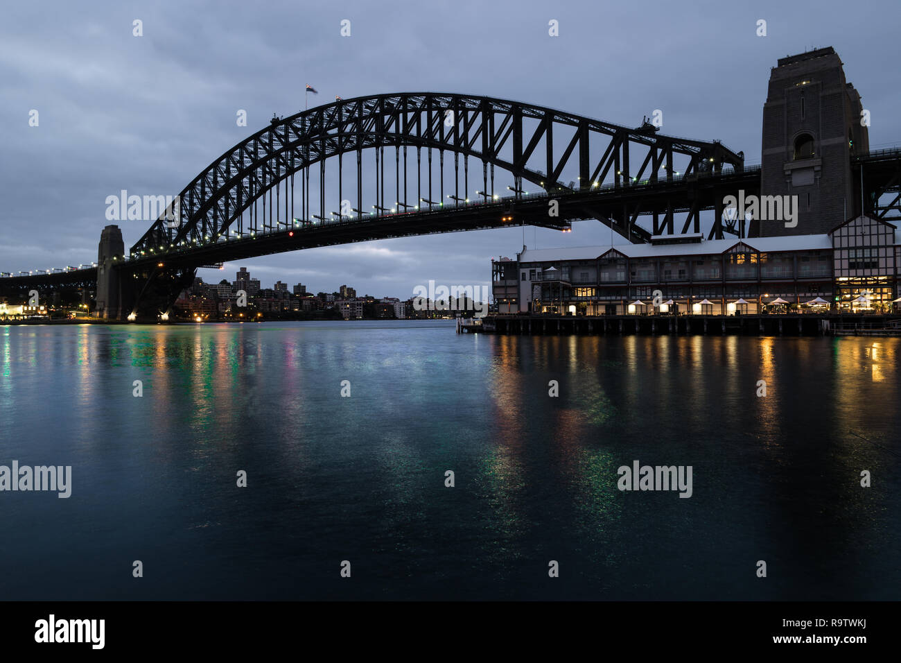Magazzino Pier e il Sydney Harbour Bridge all'alba Foto Stock