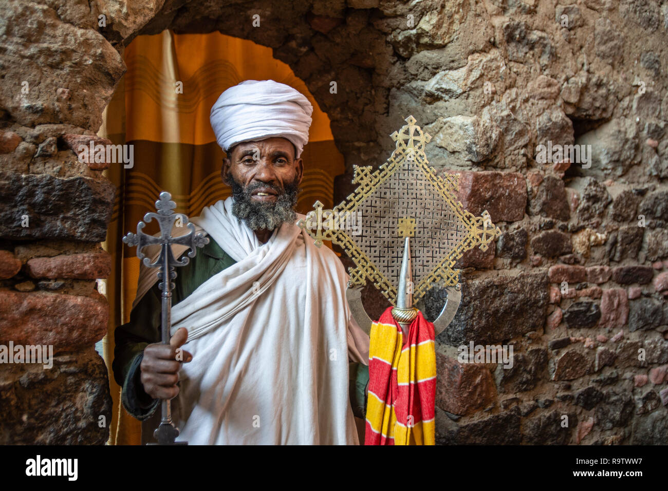 Sacerdoti al rock-cut chiese di Lalibela, Etiopia Foto Stock