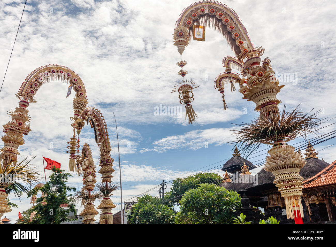 Penjor poli per Galungan celebrazione, isola di Bali, Indonesia. Foto Stock