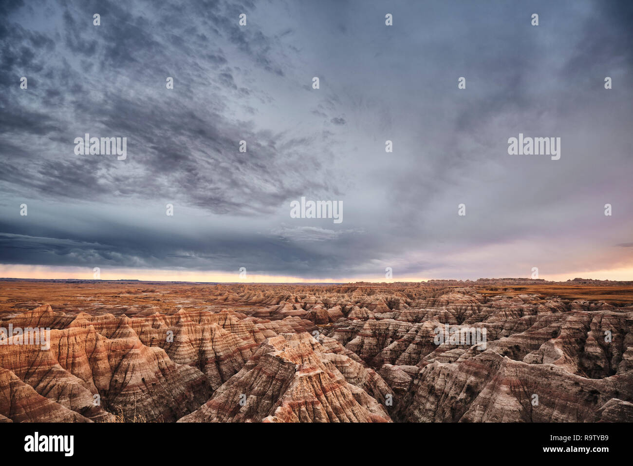 Scenic tramonto al Parco nazionale Badlands, tonificazione del colore applicato, il Dakota del Sud, Stati Uniti d'America. Foto Stock