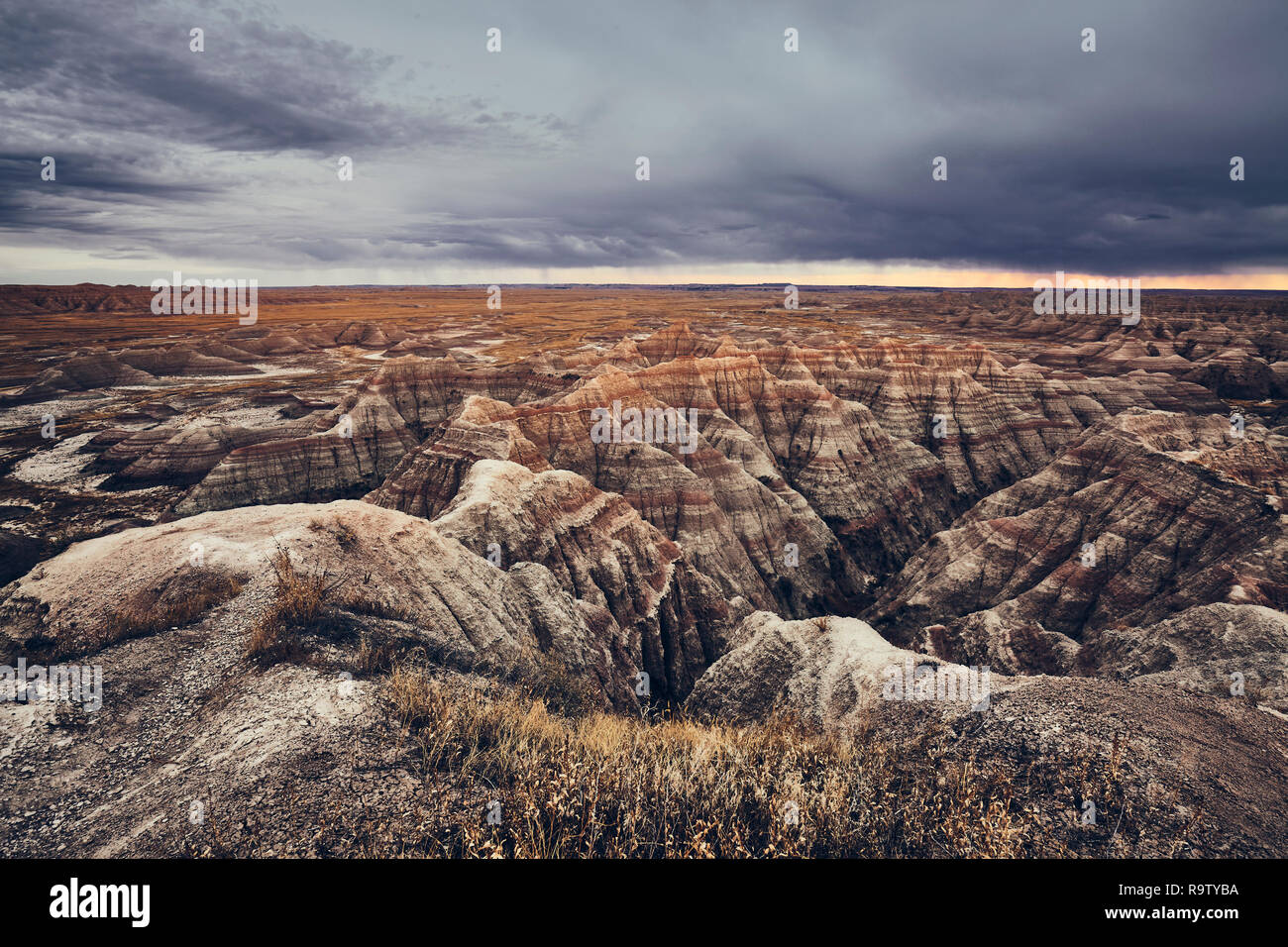 Scenic tramonto al Parco nazionale Badlands, dai toni di colore immagine, Dakota del Sud, Stati Uniti d'America. Foto Stock
