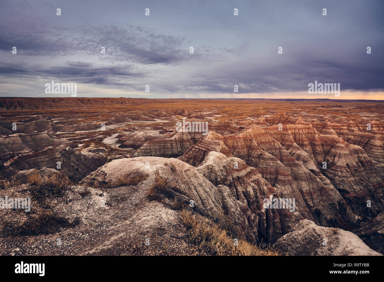 Scenic tramonto al Parco nazionale Badlands, dai toni di colore immagine, Dakota del Sud, Stati Uniti d'America. Foto Stock