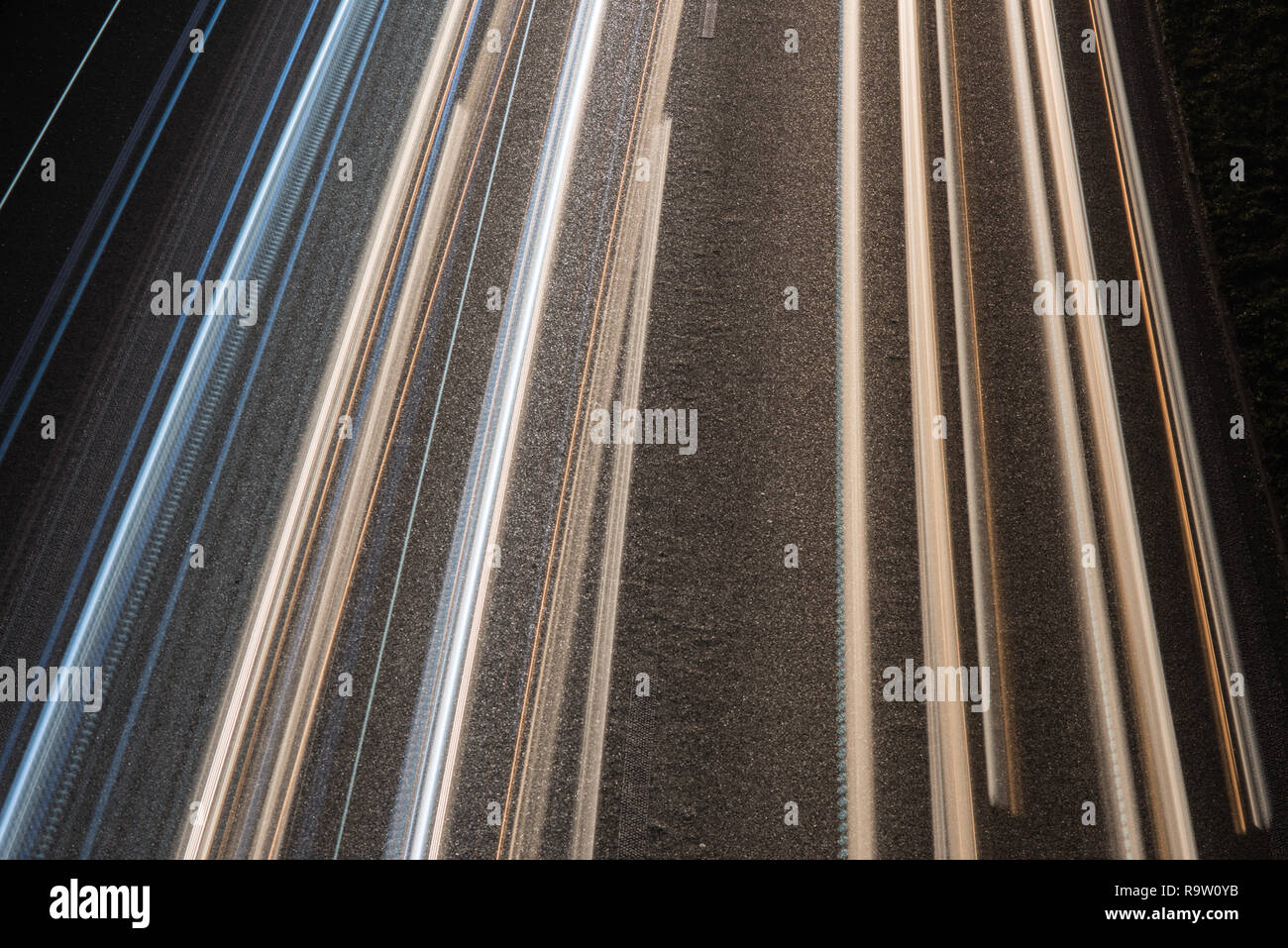Sentieri di luce in autostrada in Germania Foto Stock