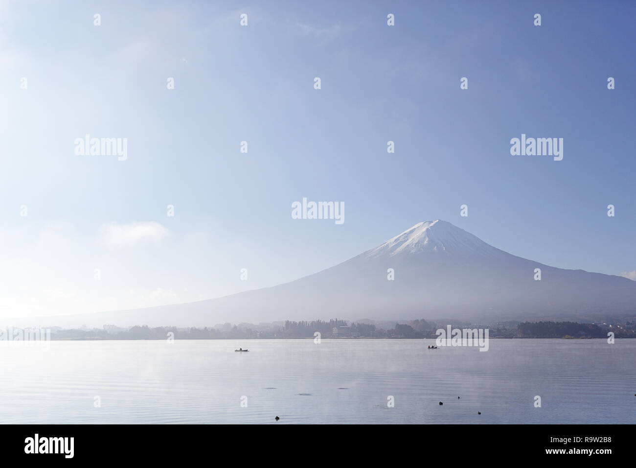 Il monte Fuji dal lago Kawaguchiko in autunno Foto Stock