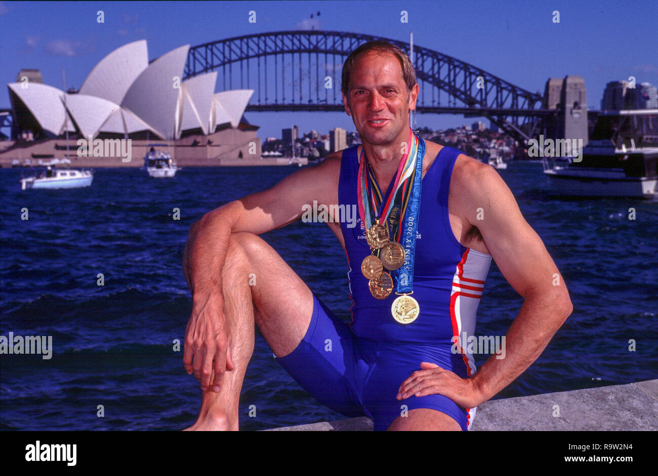 Sydney Olimpiadi di estate, 2000,Porto di Sydney, Australia, 01/10/2000 - domenica mattina, guardando attraverso, Cockle Shell Bay, verso l', Sydney Opera House e il Sydney Harbour Bridge, Steven Redgrave, con i suoi cinque medaglie d'oro, mobile 44 (0) 973 819 551 [Credito Pietro Spurrier/ Intersport immagini] Foto Stock