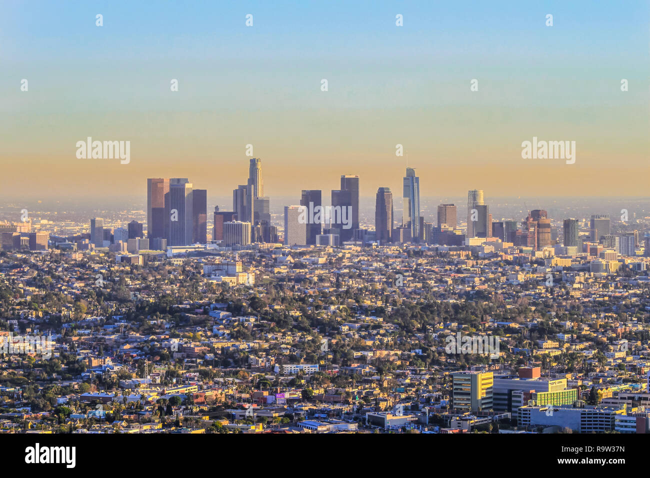 Los Angeles skyline dall Osservatorio Griffith visto durante il tramonto Foto Stock