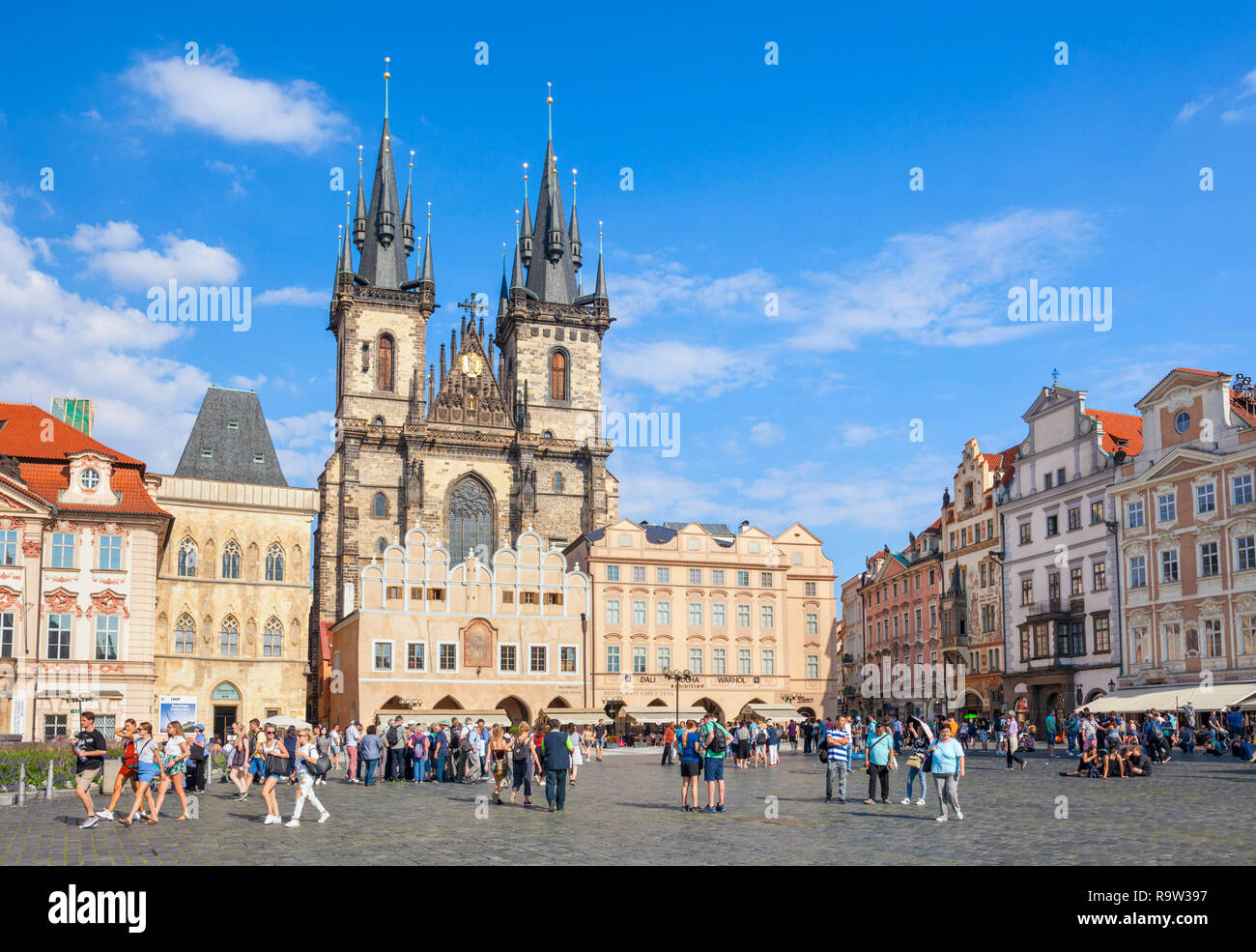 Prague Old Town Square Praga con la Chiesa di Nostra Signora di Tyn Staré Město Praga turisti girovagando intorno alla piazza Repubblica Ceca Europa Foto Stock