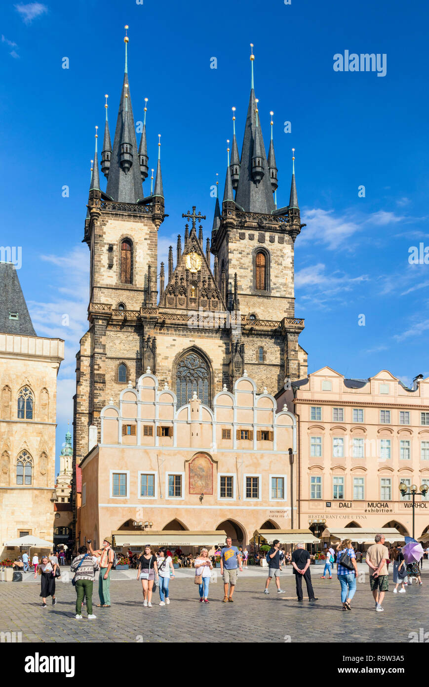Prague Old Town Square Praga con la Chiesa di Nostra Signora di Tyn Staré Město Praga turisti girovagando intorno alla piazza Repubblica Ceca Europa Foto Stock